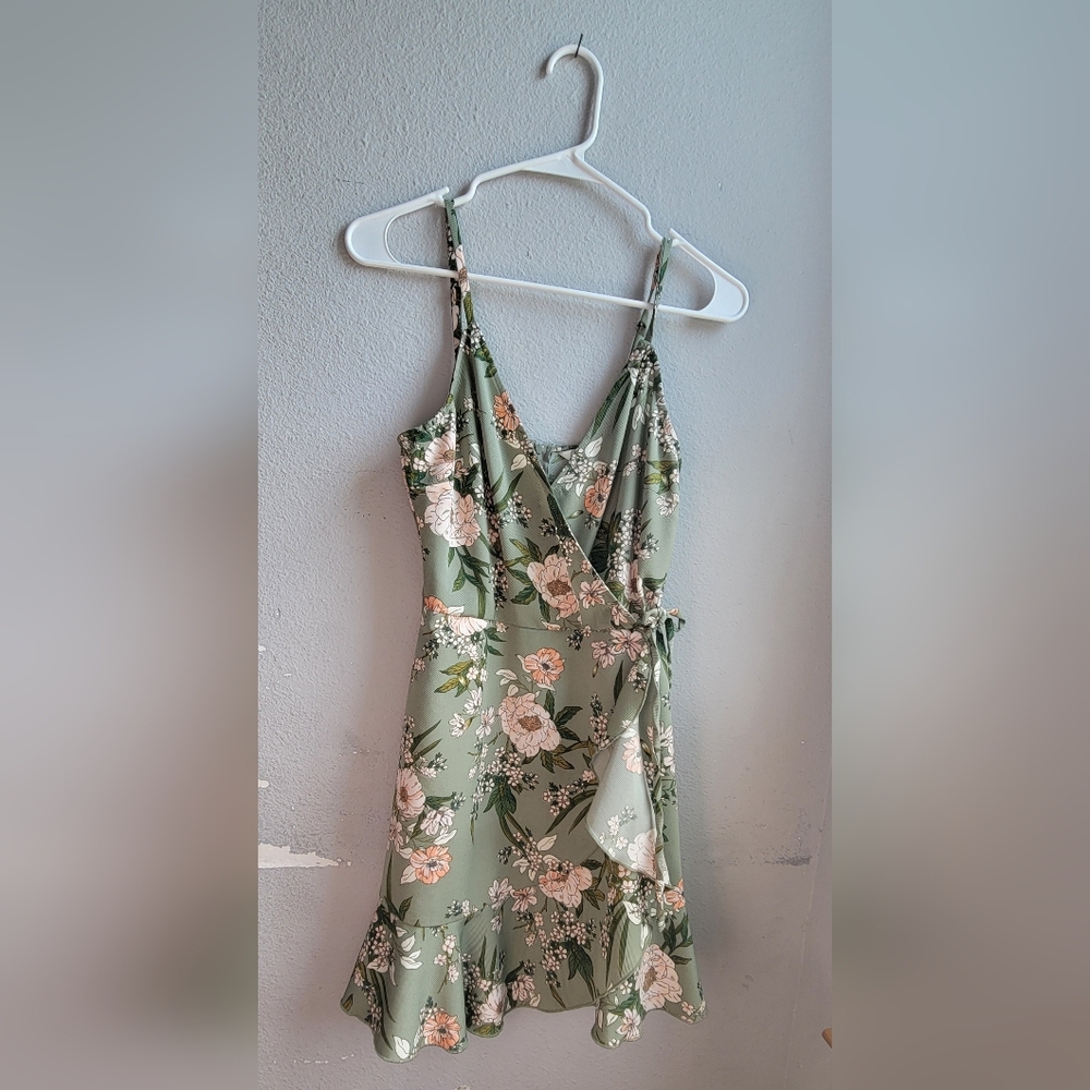 Speechless mini dress, faux wrap bodice with zipper back closure. Worn once.